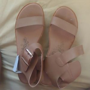 2in heel flat form sandals